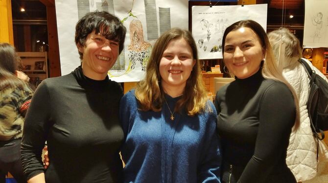 Die erste gemein-same Ausstellung  in der Metzinger Stadtbücherei:  Julia Keppeler (links) mit ihren Töchtern Zoe (14) und Maya
