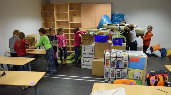 Vor dem Umzug: Schüler packen Kisten und räumen alles zusammen, sodass am Montag für die Leute des Umzugsunternehmens alles vorb