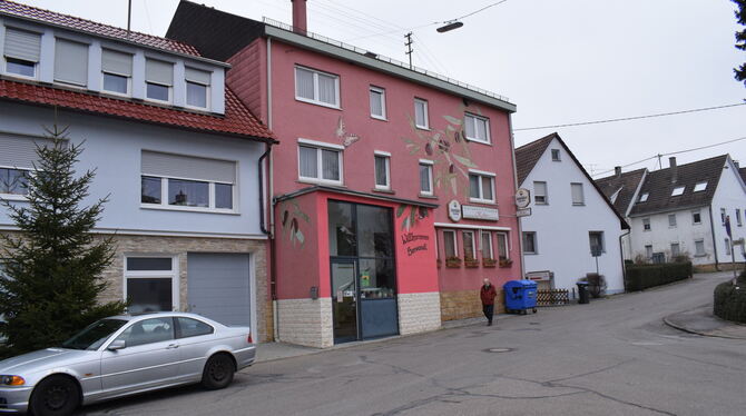 Die Gemeinde hat das allein durch seine Farbgebung auffallende Gasthaus Kelter in der Neuffener Straße gekauft, um hier Flüchtli
