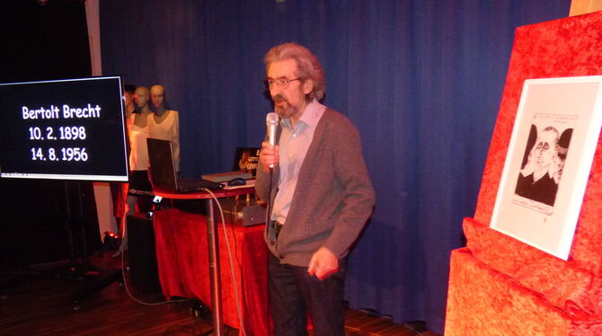 Brecht-Abend in der Medienakademie: Der Tübinger Mathematiker und ehemalige Metzinger Gymnasiast Dieter Schenzle, hier neben ein