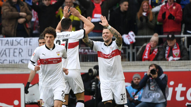 Mario Gomez und Torschütze Daniel Ginczek (rechts) bejubeln den frühen VfB-Treffer zum 1:0. Benjamin Pavard (links) absolviert e