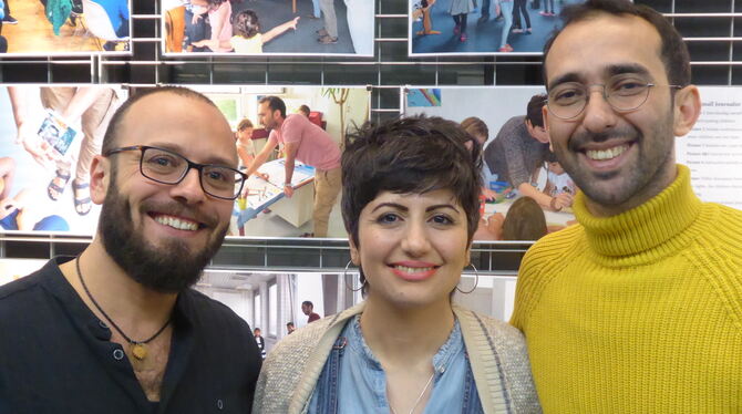 Tareg Alwawi, Aliaa Hwijah und ihr Mann Mohamad Karaf (von links) machen als A.M.T. Group Workshops in Schulen mit geflüchteten