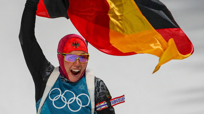 Vermutlich im Zentrum der olympischen Glückseligkeit: Laura Dahlmeier gewinnt im zweiten Rennen ihr zweites Olympiagold. FOTO: D