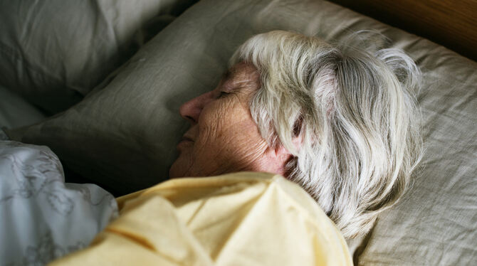 Ganz entspannt schlafen: Heizdecken können wärmebedürftigen Menschen etwa im Bett eine angenehme Umgebungstemperatur für mehr Wo