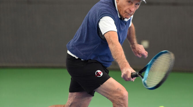 Mit 95 Jahren immer am Ball: Josef Szajowski vom PSV Reutlingen spielt seit 50 Jahren Tennis, ist viel gelaufen und früher Ski g