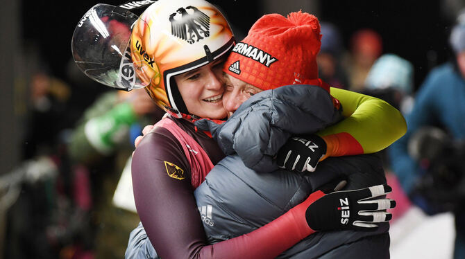 Und wieder Olympiagold: Rodlerin Natalie Geisenberger umarmt Bundestrainer Norbert Loch. FOTO: DPA