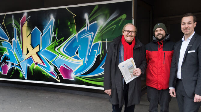 Graffiti an der »Galeria Kaufhof«: Ulrich Lukaszewitz (von links) vermittelte den Künstler Marco »Mako« Neumann, Geschäftsführer