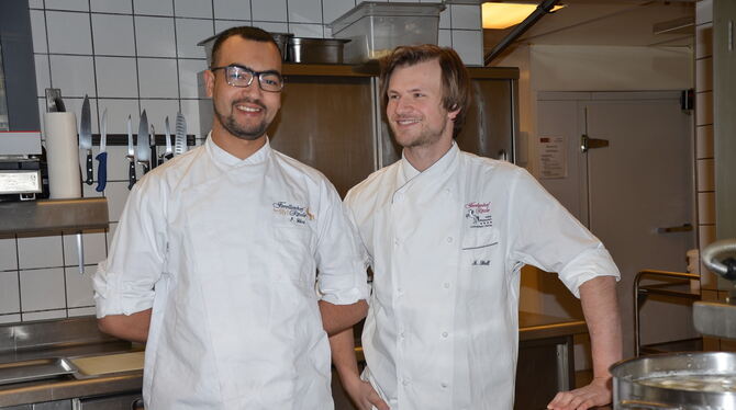 Imad Sdiri (links) mit seinem Chef Michael Stoll in der Küche des Forellenhofs Rössle.  FOTO: SAUTTER