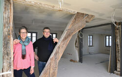 Die Architekten Frauke Maginski und Jochen Klarmann auf der Baustelle des einstmaligen Pfleghofs des Klosters Zwiefalten. Mithil