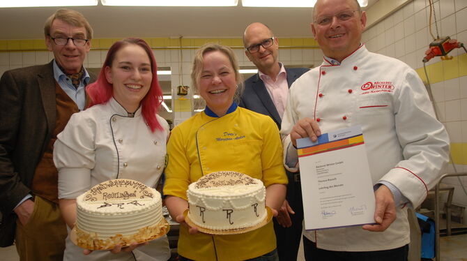 Zur Ehrung eine Quark-Ananas- und eine Quark-Pfirsich-Torte: (von links) Theresa Rausch, die bei Dorte Schetter-Goeckler und Mic