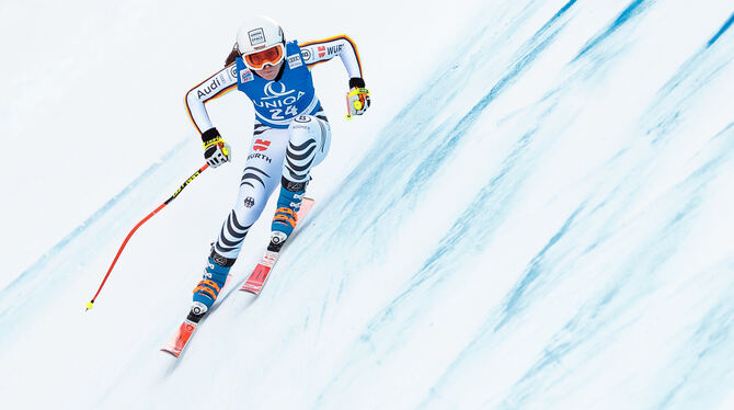 Die deutsche Skirennläuferin Kira Weidle (links im Rennanzug) trägt vor dem Start die in Reutlingen entwickelte Überhose.  FOTOS