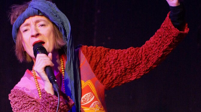Petra Afonin singt aufrechte Revolutionslieder in Joan-Baez-Kluft.  FOTO: GONSCHIOR
