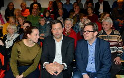 Lars Klingbeil (Mitte) wirbt an der Basis für mehr Vertrauen in die Parteiführung. Unterstützung bekommt er von Dorothea Kliche-