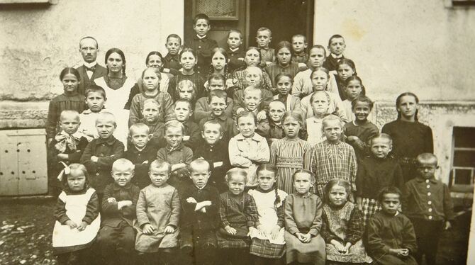 Schüler der Jahrgänge 1911 bis 1918 aus Lonsingen. Wie sie alle heißen, will Wilfried Maschke versuchen, herauszufinden. FOTO: P