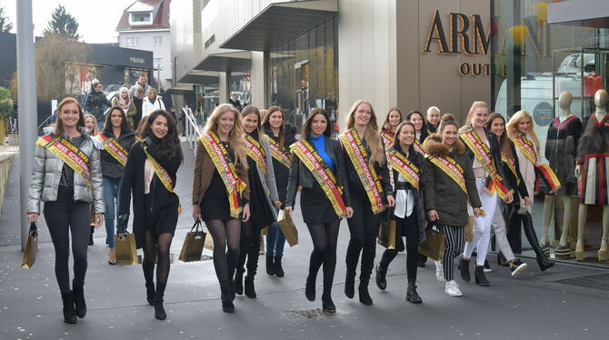 So viel Schönheit auf einmal: Die »Miss-Germany«-Finalistinnen machen sich auf zum Bummel durch die Outletcity.  FOTOS: MEYER