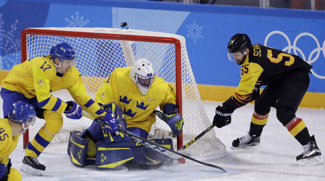 Wieder ein vergeblicher Versuch: Auch Felix Schütz (rechts) gelingt gegen Schweden kein Treffer.  FOTO: DPA