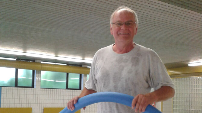 Klaus-Reiner Kalbfell hat auch nach 50 Jahren noch großen Spaß daran, Schwimmkurse zu geben. Er selbst hat nie einen besucht, se