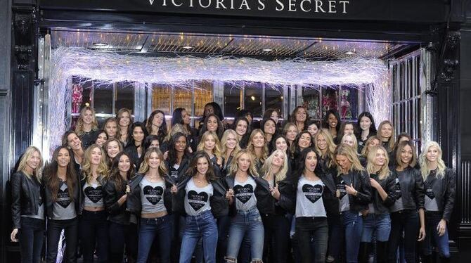 Noch ohne Flügel: 47 Models zeigen am 2. Dezember in London die neuen Dessous von Victoria's Secret. Foto: Facundo Arrizabala