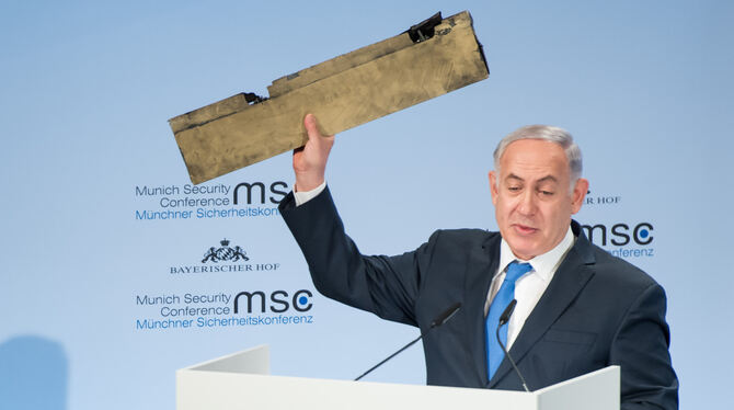 Dramatischer Auftritt: Israels Ministerpräsident Benjamin Netanjahu hält das Trümmerteil einer abgeschossenen Drohne hoch, die a
