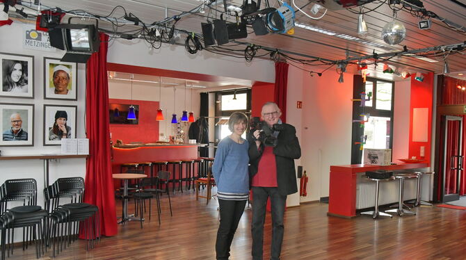 Petra und Thomas Zecher in den Räumen der Medienakademie, die sie in kürzester Zeit zu einer kulturellen Anlaufstelle in Metzing
