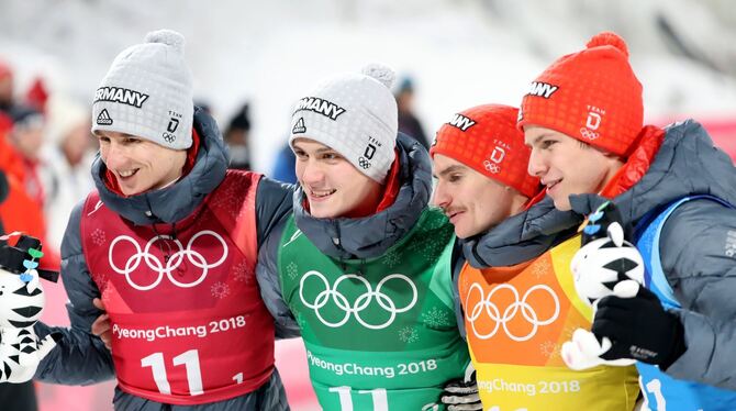 Silber zum Abschluss der Skisprung-Wettbewerbe (von links): Karl Geiger, Stephan Leyhe, Richard Freitag und Andreas Wellinger ze