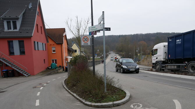 Schikane: Die 180-Grad-Wende für Radfahrer an der Neckartenzlinger Straße.  FOTO: LEISTER