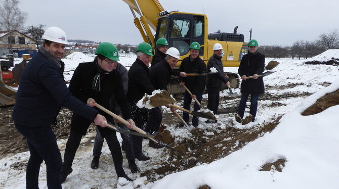 Neun Männer im Schnee: Spatenstich zum offiziellen Beginn des neuen Viertels Gartencarré in Ofterdingen.  FOTO: LENSCHOW