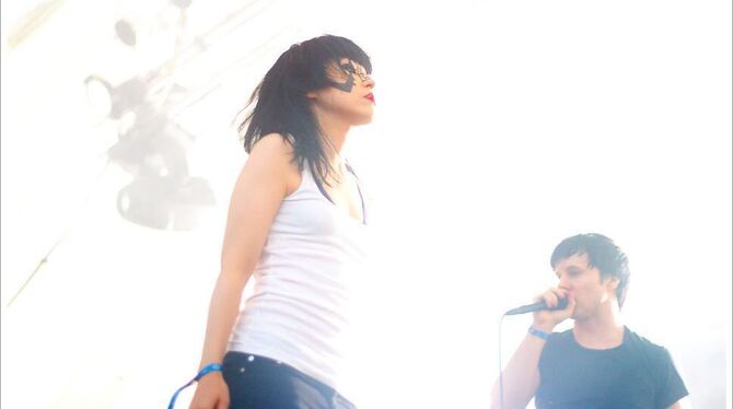Atari Teenage Riot mit Sängerin Nic Endo bei einem Auftritt.  FOTO: LIBERTINUS