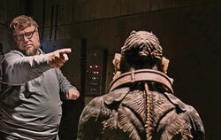 Regisseur Guillermo del Toro am Set mit  dem Darsteller des Wassermenschen,  Doug Jones, in seinem Amphibienkostüm.