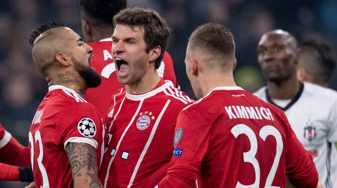 Erzielt zwei Treffer für den FC Bayern in seiner ganz typischen Art: Weltmeister Thomas Müller (Bildmitte). FOTO: DPA