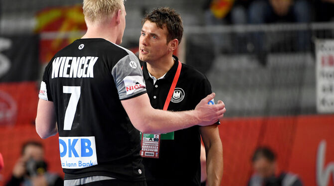Differenzen ausgeräumt? Patrick Wiencek und Bundestrainer Christian Prokop.  FOTO: DPA