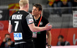 Differenzen ausgeräumt? Patrick Wiencek und Bundestrainer Christian Prokop.  FOTO: DPA