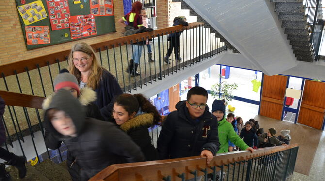 Rektorin Angelika Brenner freut sich, wenn ihre Schüler nach der Pause wieder das Schulhaus stürmen.  FOTO: SAUTTER