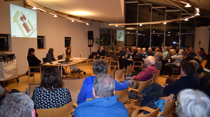Volles Haus im Ratssaal: Über 50 Männer und Frauen präsentierten Bürgermeisterin Anette Rösch (links) ihre Bedenken gegen das ge