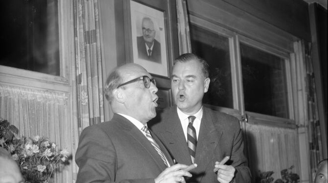 Tübingens früherer Oberbürgermeister Hans Gmelin (links) verabschiedet im Jahr 1960 seinen Stellvertreter Bürgermeister Helmut W