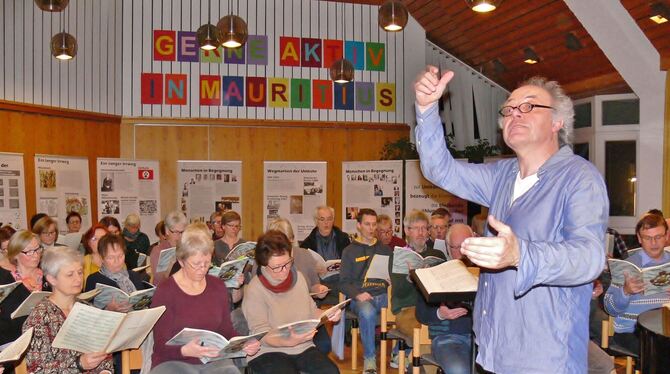 Chorleiter Martin Künstner probt mit der Betzinger Sängerschaft.  FOTO: BÖHM