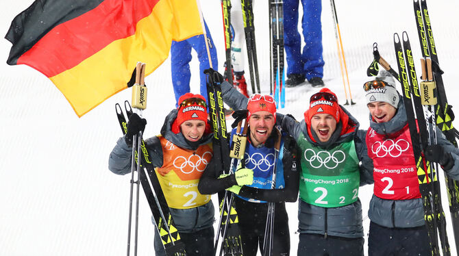 »Dominierer« im Goldrausch (von links): Eric Frenzel, Johannes Rydzek, Fabian Rießle und Vinzenz Geiger.  FOTO: DPA