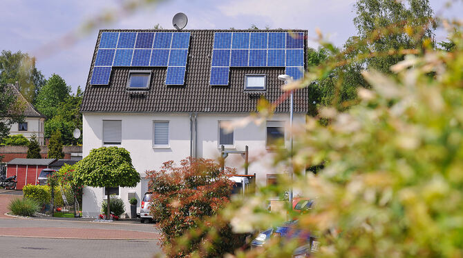 Fotovoltaik-Anlagen: Ein möglicher Beitrag zur Energiewende im Kleinen.  FOTO: DPA