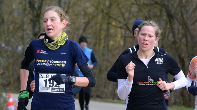 Belegen in der Gesamtwertung bei den Frauen über zehn Kilometer nach zwei Läufen die Plätze eins und zwei: (von links) Katrin Kö