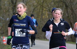Belegen in der Gesamtwertung bei den Frauen über zehn Kilometer nach zwei Läufen die Plätze eins und zwei: (von links) Katrin Kö