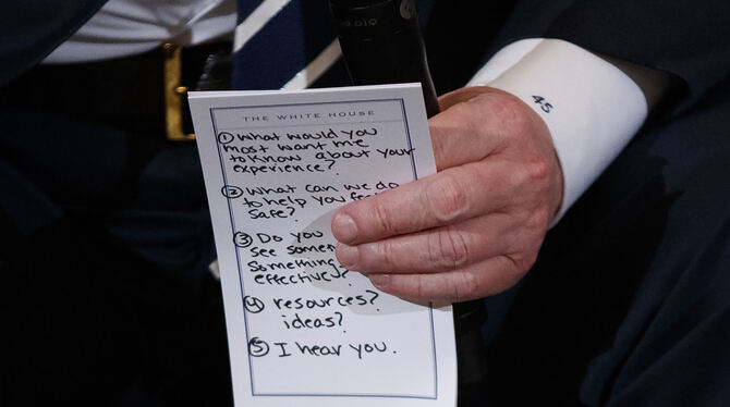 Der Notizzettel des US-Präsidenten Donald Trump beim Treffen mit Überlebenden und Angehörigen von Schulmassakern im Weißen Haus