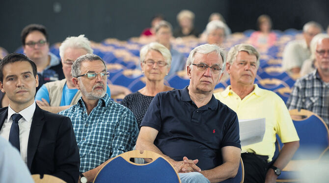 Rund achtzig Bürger kamen zur Erörterung in die Sonnenbühler Sporthalle in Genkingen.  FOTOS: GERLINDE TRINKHAUS