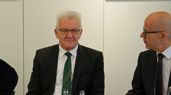 Aufgeräumt: Ministerpräsident Winfried Kretschmann (links) im Gespräch mit SWR-Studioleiter Andreas Narr. FOTO: SWR