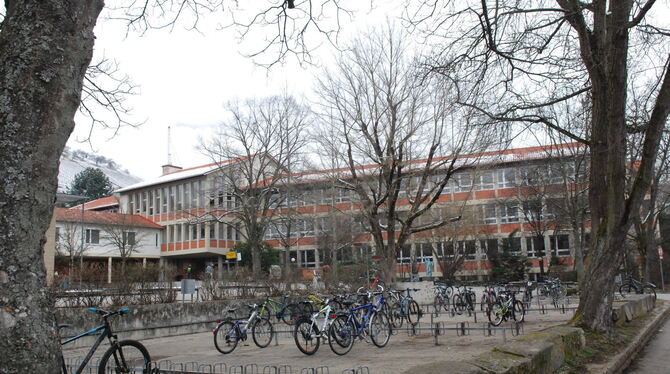 Wie soll das Bonhoeffer-Gymnasium modernisiert werden? Der Rat will informiert sein. Rechts die marode Stauseestraße.  FOTOS: PF