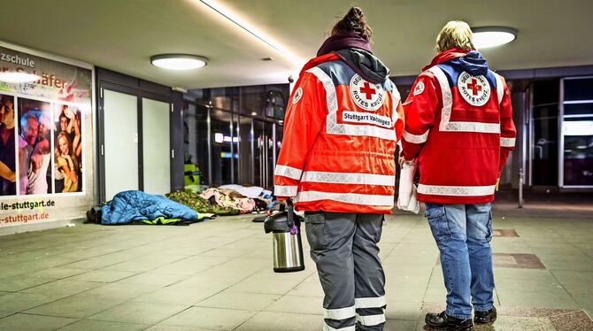 Am Hauptbahnhof schlafen Obdachlose. Wegen einer Tasse Tee weckt das Team vom Kältebus sie nicht.  FOTO: LG/KOVALENKO