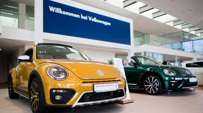 Neuwagen stehen in einem Autohaus. Der Volkswagen-Konzern hat 2017 mehr Autos ausgeliefert als je zuvor. 10,74 Millionen Fahrzeu