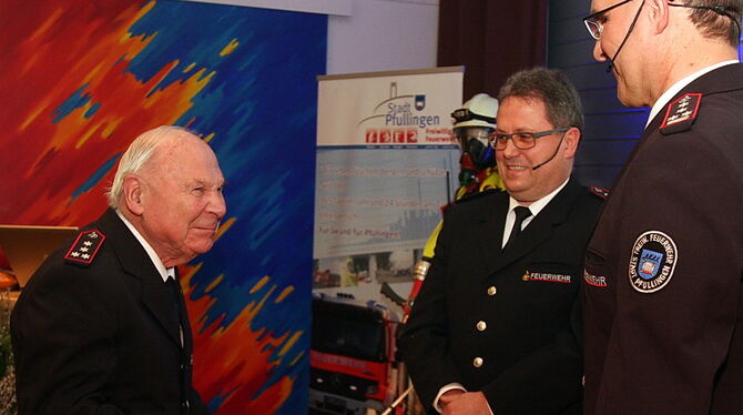 Rolf Hess (links), von 1987 bis 1992 selbst Kommandant der Pfullinger Feuerwehr, ist für 75-jährige Zugehörigkeit zur Feuerwehr
