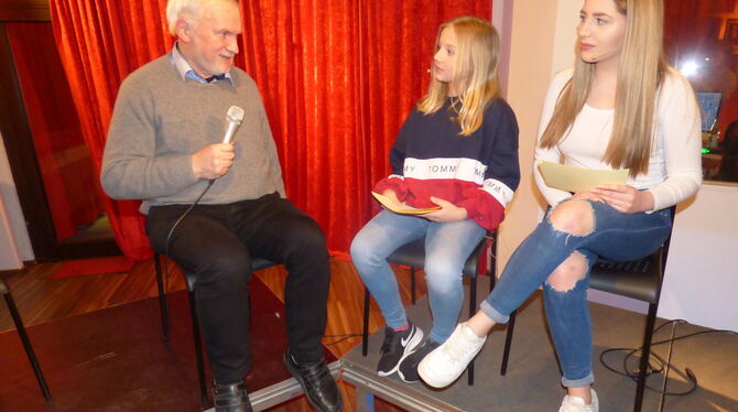 Verkehrsexperte Ulrich Grosse beim Bürgerforum in der Metzinger Medienakademie im Gespräch mit den beiden jungen Moderatorinnen