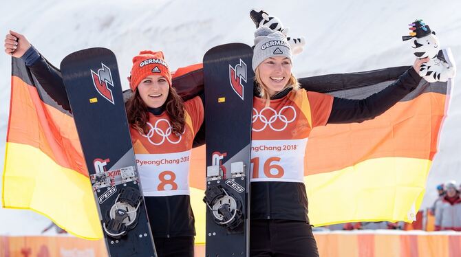 Zwei, die mit dem Snowboard im Parallelslalom auftrumpfen: Ramona Theresia Hofmeister (links) holt Bronze, Selina Jörg freut sic