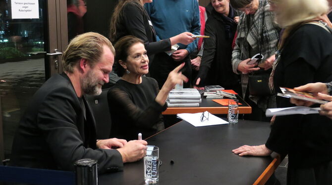 Schauspielerin Hannelore Elsner und Pianist Sebastian Knauer signieren CD's nach ihrem Auftritt in der Stadthalle.  FOTO: KNAUER